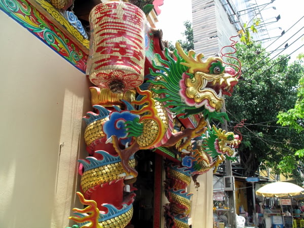 Colorful dragons outside a Chinese shrine next to Wat Hua Lampong