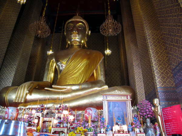 The giant Buddha in the main prayer hall