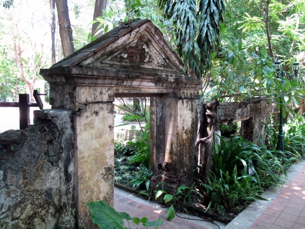 An old wall and doorway in the gardens.